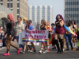 Read more about the article Paulette Pink fala sobre plágios, intervenções estéticas e comunidade LGBTQIA+
