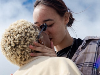 You are currently viewing Esposa de Hugh Jackman sobre boatos de que ele seria gay: “Estaria namorando o Brad Pitt”