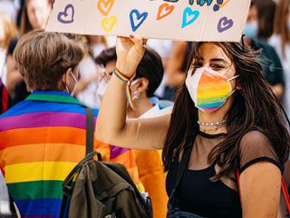 You are currently viewing Exército da marinha norte-americana celebra mês do Orgulho LGBTQ+ com balas de arco-íris