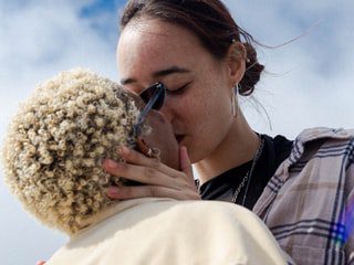 You are currently viewing Projeto gratuito que trabalha voz de pessoas travestis e trans no Rio chega a 1500 atendimentos