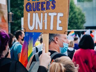 You are currently viewing Revista europeia coloca modelo em nu frontal para capa