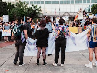 You are currently viewing Livro faz um retrato histórico de barbáries ditas por Bolsonaro contra LGBT+ e grupos minorizados