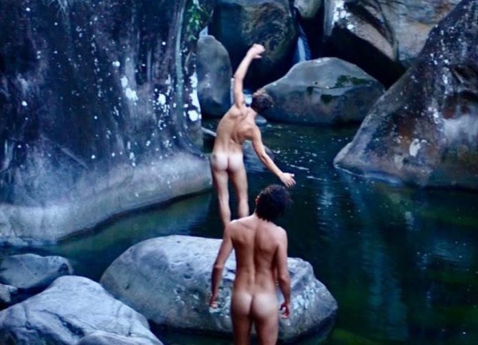 You are currently viewing Jesuíta Barbosa posa nu com o namorado em cachoeira