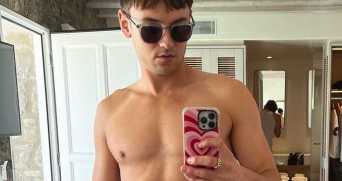 You are currently viewing Tom Daley prompts everyone to zoom in on his bulge with thirsty bathroom selfie