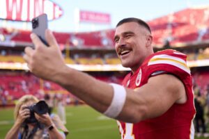 Read more about the article Travis Kelce makes homophobe’s head explode by catching touchdown, drinking Bud Light & dating Taylor Swift