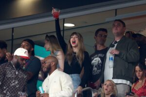 Read more about the article Taylor Swift attends Chiefs game with Antoni from ‘Queer Eye’ & we’re wondering if there was guacamole