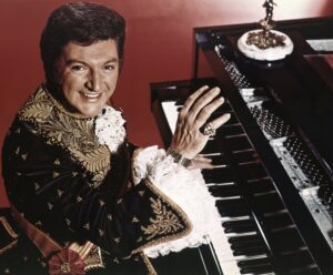 Read more about the article How Liberace’s ‘I’ll Be Seeing You’ made him the Queen of Las Vegas