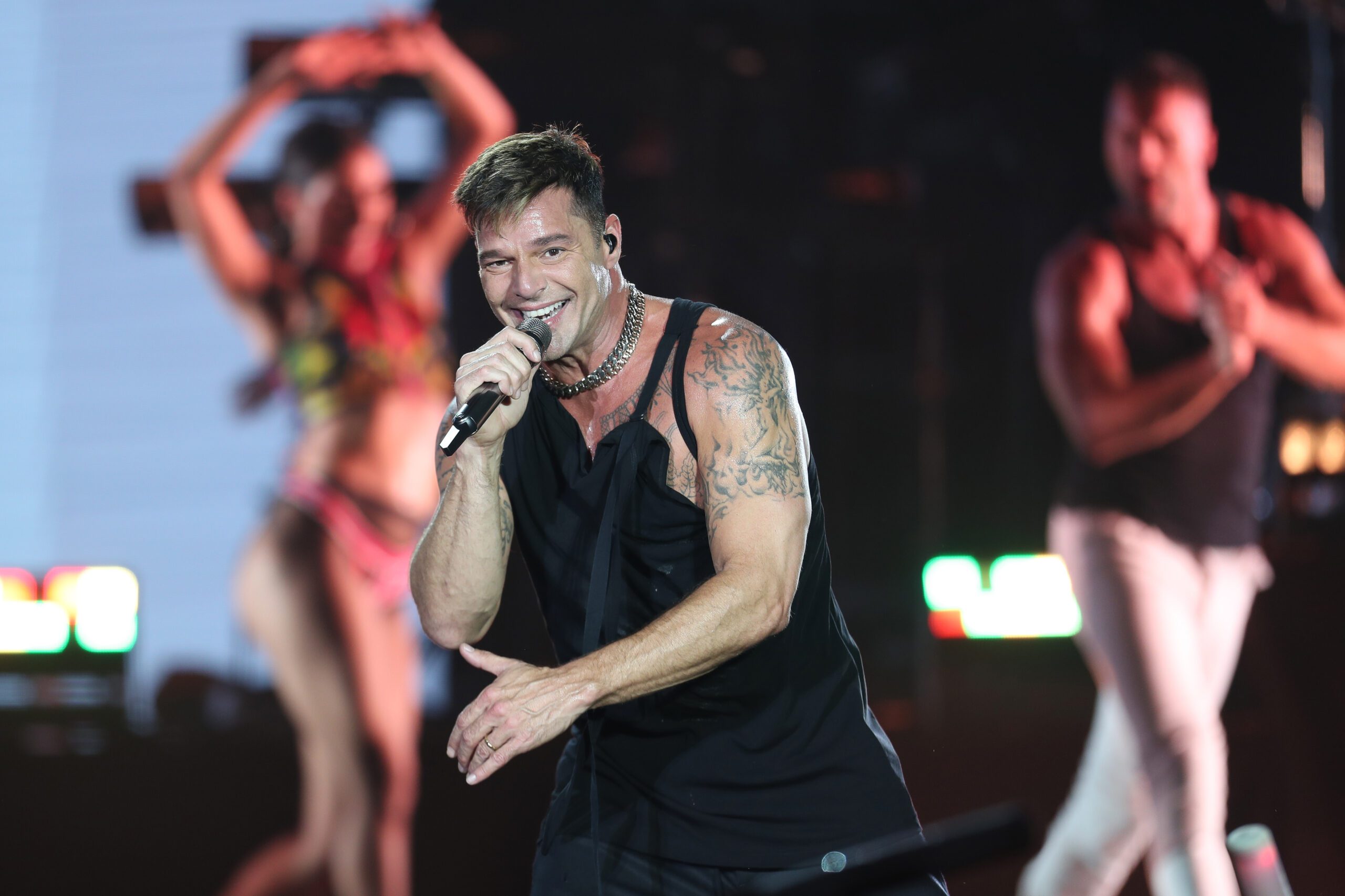You are currently viewing Ricky Martin’s sizzling backup dancers are livin’ la vida loca & making everyone lose their breath