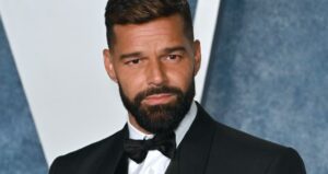 Read more about the article Ricky Martin shares pic of himself with his dad & now we all know where he gets his good looks