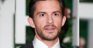 Read more about the article Watch Jonathan Bailey’s beautiful acceptance speech at the Critics Choice Awards