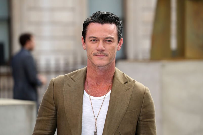 You are currently viewing Luke Evans celebrates turning forty-FINE with a “butch” new look