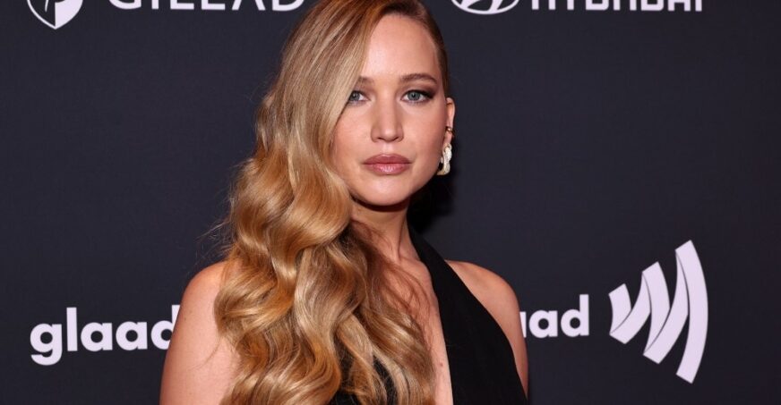You are currently viewing Jennifer Lawrence slams Mike Pence, quips about “power bottoms” who “top their field” at awards show