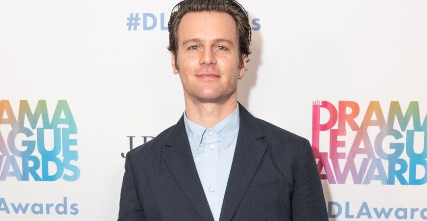 You are currently viewing An alleged rendezvous with Jonathan Groff reignites the debate over whether it’s ever cool to kiss-and-tell